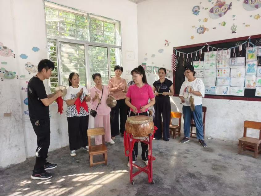 村民在党群服务中心文体活动室排练锣鼓节目。受访单位供图