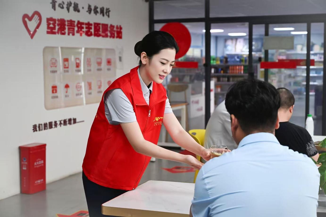 空港實業青年志願者在網約車志願服務站為司機提供志願服務。湖南機場供圖