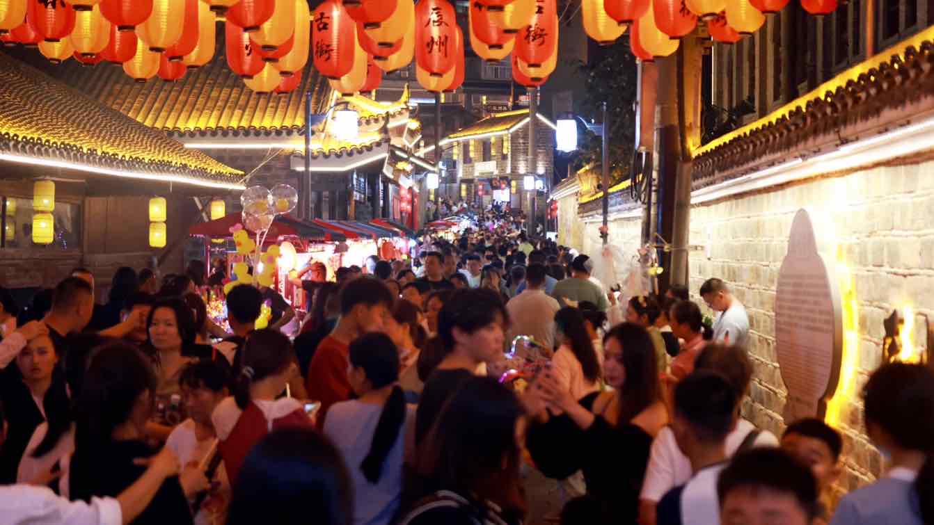 辰州古街热闹非凡。邓浩然摄