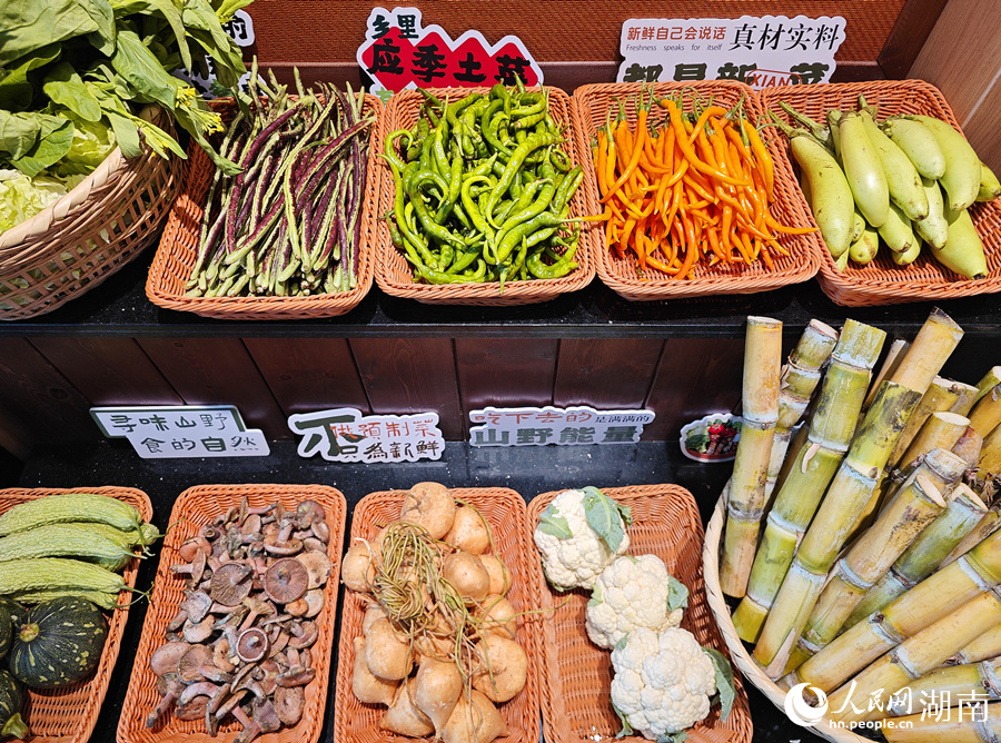 湘潭一家餐館裡擺放的各類新鮮蔬菜。人民網記者 劉賓攝