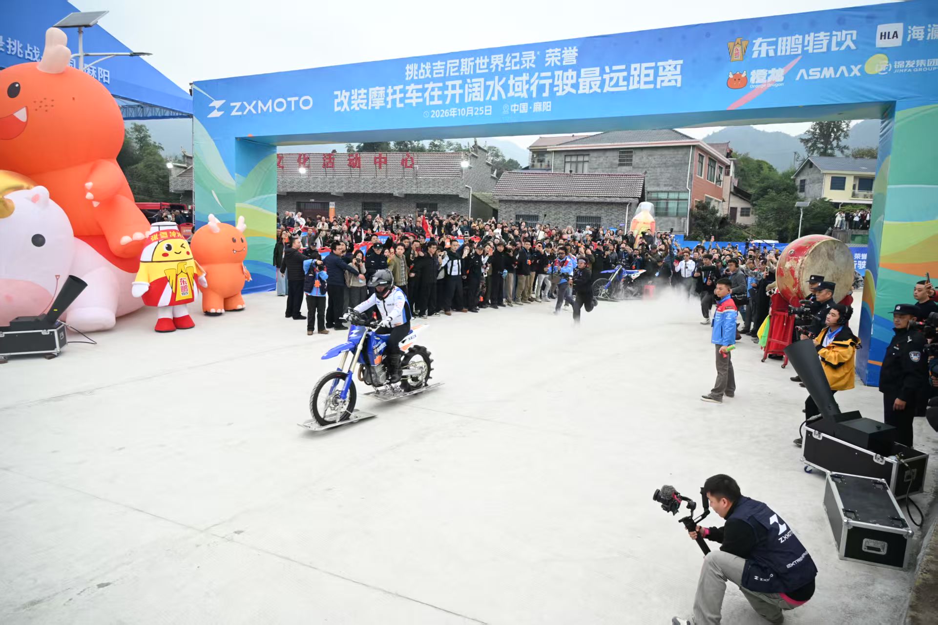 张雪驾驶改装摩托车正式出发。单位供图