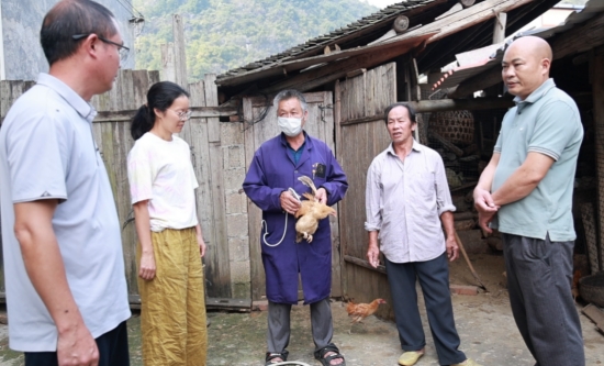 江華縣動物疫病預防控制中心工作人員開展養殖科普宣傳。藍玉春攝