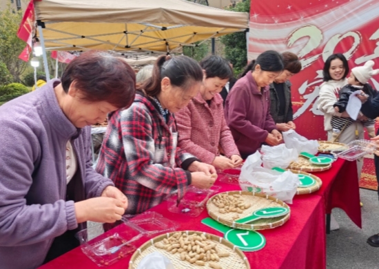剝花生、剝毛豆等趣味小游戲吸引了眾多居民參與。受訪單位供圖