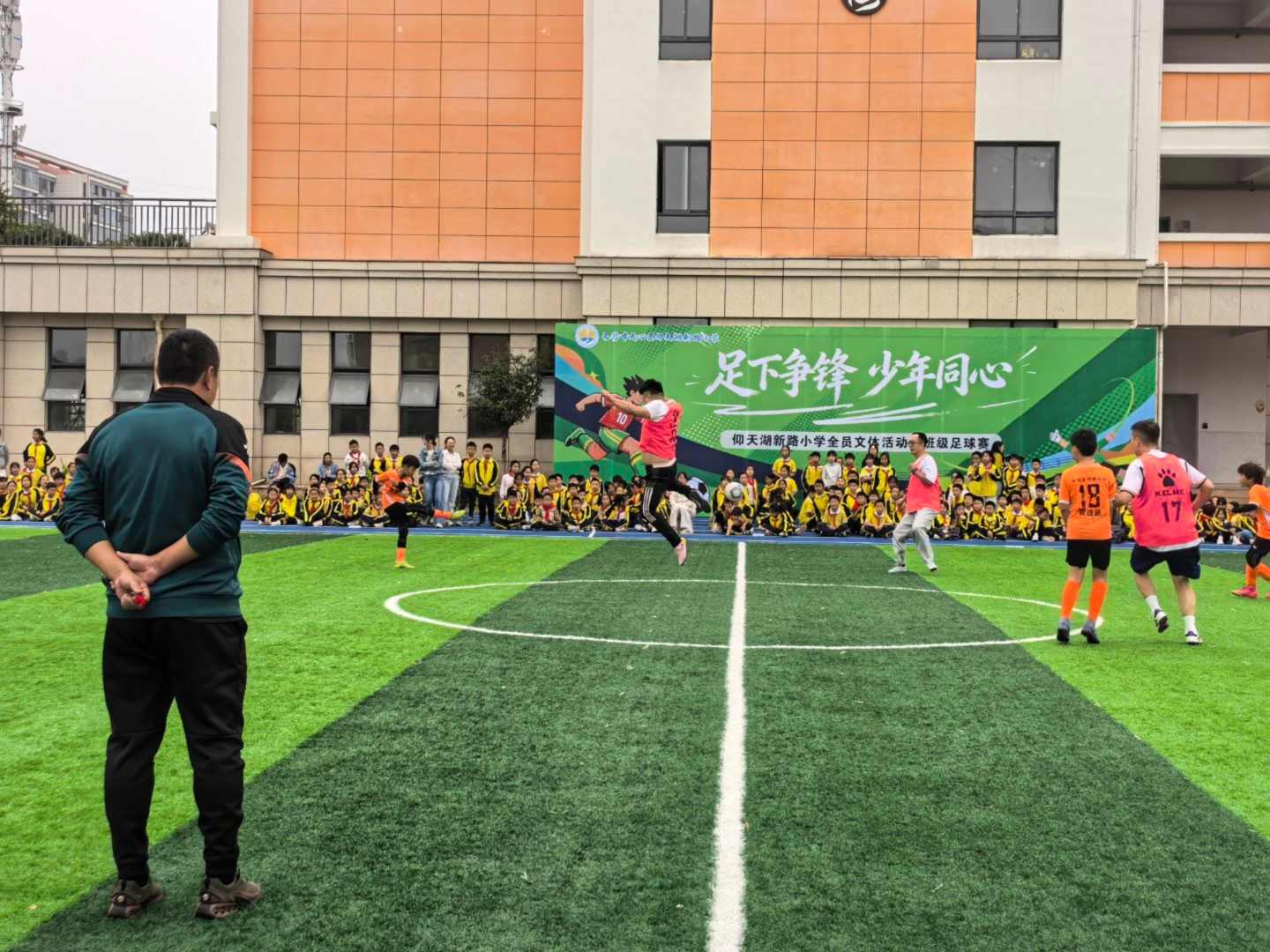 孩子們全身心投入比賽。單位供圖