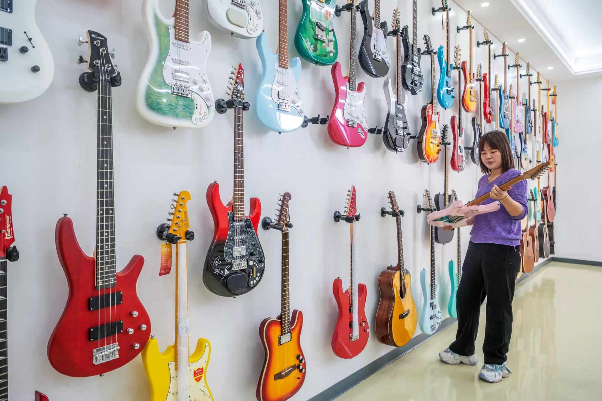 成品吉他展示區。蔡小平攝