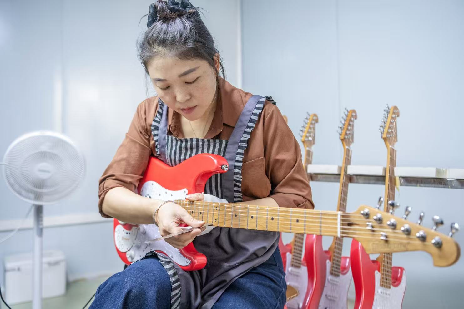 女工正在進行檢查。蔡小平攝