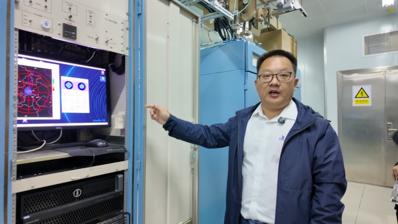 湖南省首席气象专家周旭辉介绍相关设备运行情况。受访单位供图