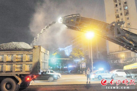 　　長沙市政部門“挑燈夜戰”，破損路面煥然一新。 賀文兵 攝
