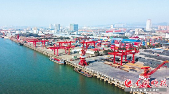 2020年，長沙新港完成貨物吞吐量1115萬噸，同比增長16%，長沙新港邁入“千萬噸級”港口行列，成為第一個千萬噸級的中部內河港區。 長沙晚報全媒體記者 王志偉 攝