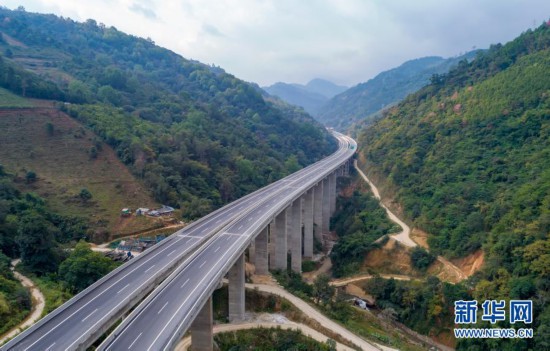 当日,云南省普洱市思茅区至澜沧拉祜族自治县高速公路建成通车.