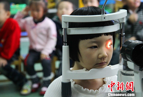 10月12日，世界視覺日到來前，蜀山區三裡庵街道龍河路社區組織眼科醫護人員到幼兒園，向孩子們介紹眼球構造和預防近視等知識，並帶來專業檢測儀器，檢測孩子們的視力。<a target='_blank'  data-cke-saved-href='http://www.chinanews.com/' href='http://www.chinanews.com/'><p  align=