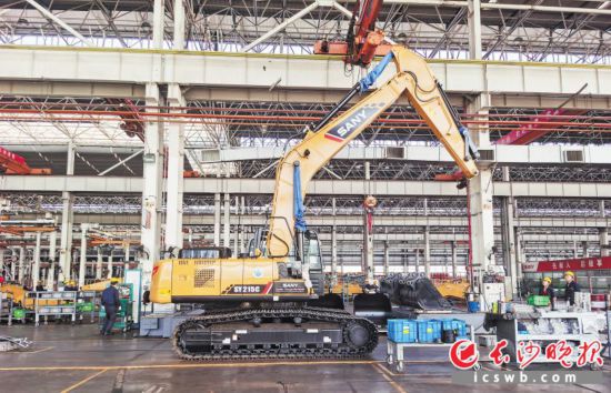 　　2020年，三一共銷售98705台挖掘機，佔據全球挖掘機市場15%的份額，奪得全球銷量冠軍。圖為三一挖掘機生產車間。   　　長沙晚報全媒體記者 伍玲 攝