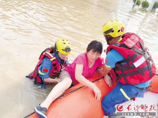 　　在郑州，岳麓区蓝天救援队队员将被困群众转移至安全地带。　　受访者供图