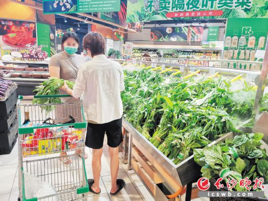 7日,步步高梅溪新天地店内,市民在选购蔬菜。 均为长沙晚报全媒体记者刘捷萍摄