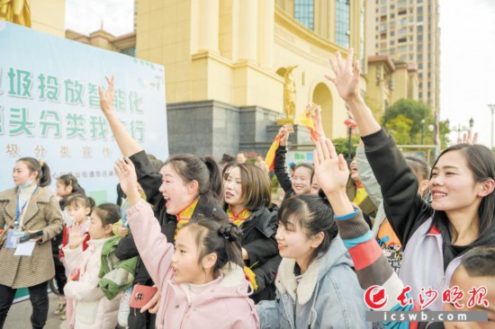 　　居民踴躍參與垃圾分類知識搶答賽。　　長沙晚報全媒體記者　　陳飛 攝