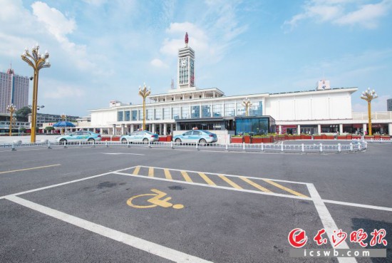 　　長沙火車站廣場停車場設置的無障礙停車位。長沙晚報全媒體記者 鄒麟 攝