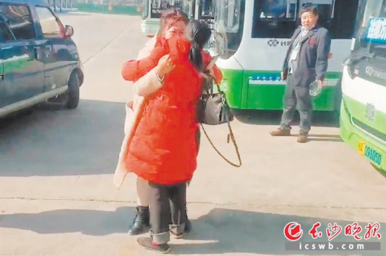 　　在公交车站，母女二人紧紧相拥。视频截图