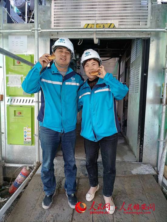 来自河南平顶山的董振武、张素清夫妇是电梯司机,从去年正月初七回到工作岗位,一直没有回家。中秋节,二人拿着月饼,开心地说,能够亲身参与雄安建设,非常自豪,不管在什么岗位,都会努力工作,多挣点钱,年前早点回家陪陪老人和孩子。