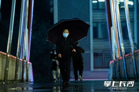 受降温降水影响，市民出行撑起了雨伞穿起了厚实的衣服。
