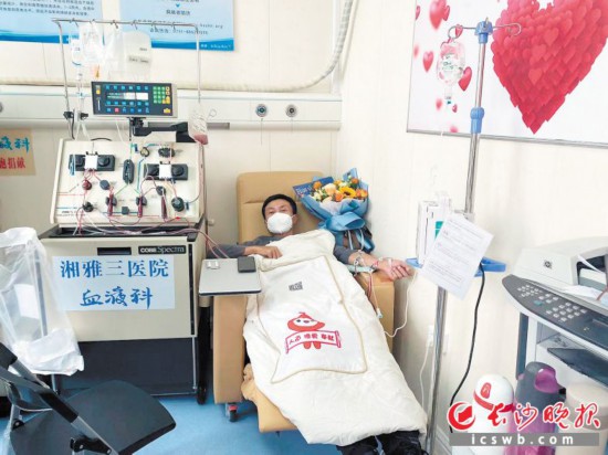   罗坤在捐献造血干细胞。受访者供图