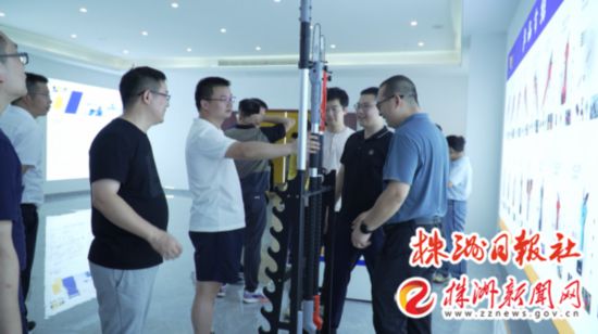 中车专家观参观宁嘉机电展厅。茶陵县委宣传部 供图