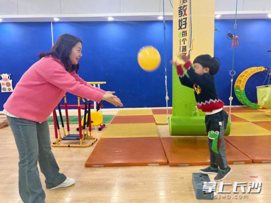 毕晓芳和孩子进行抛球训练。长沙晚报全媒体记者 刘俊 摄