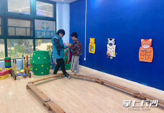 老师正带着孩子练习运动能力。长沙晚报全媒体记者 刘俊 摄