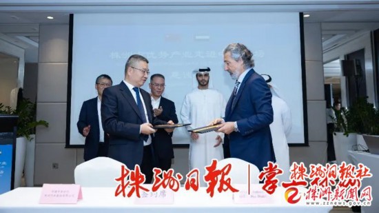 ▲  株洲优势产业走进中东市场活动中，中车电动公司、株洲易通达国际贸易公司、株洲服饰产业联合会分别与阿联酋Hafilat Industry工厂、山港海外供应链（青岛）有限公司、阿治曼中国城签约  通讯员：王潇博、黄寿供图