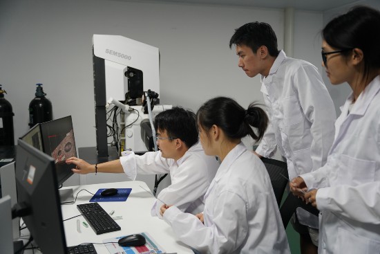 团队部分成员正在实验室内讨论产品技术细节。孙超 摄