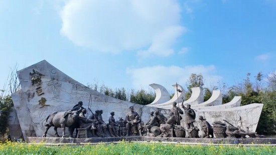 清溪村广场上的《山乡巨变》雕塑。人民网记者 黄卓 摄